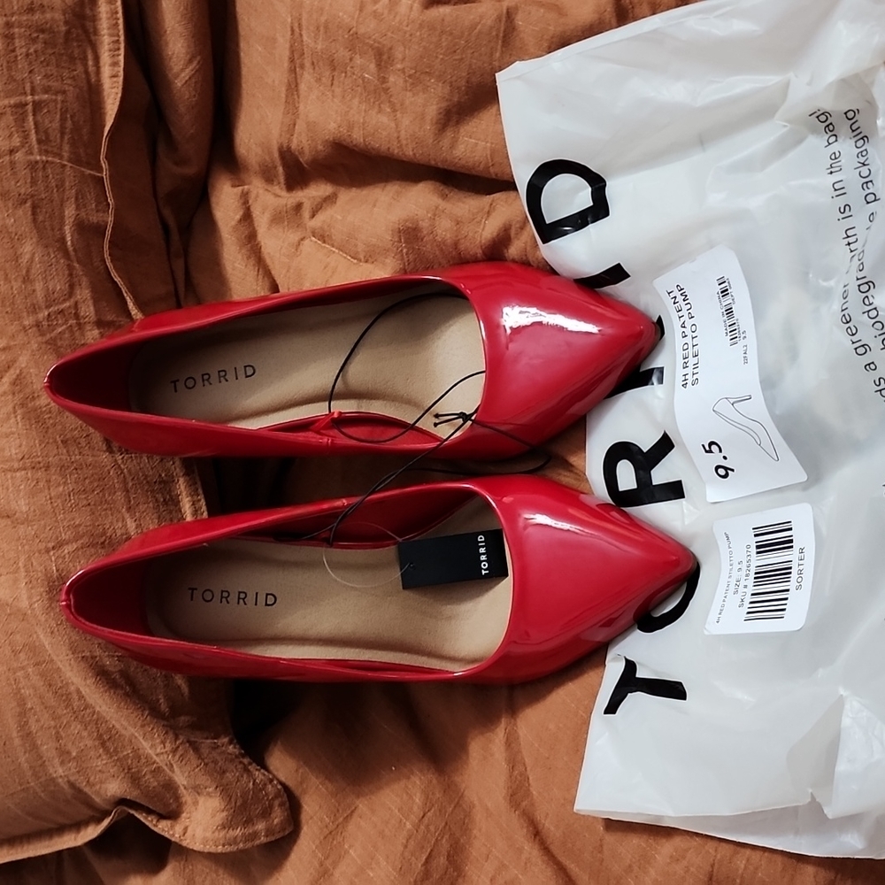 NWTS POINTED TOE STILETTO PUMP (WW) RED sz 9.5